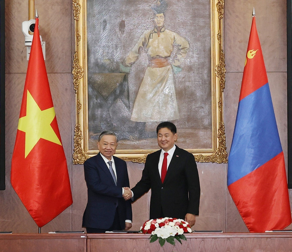 Tổng Bí thư, Chủ tịch nước Tô Lâm và Tổng thống Mông Cổ Ukhnaagiin Khurelsukh chụp ảnh chung. (Ảnh: Trí Dũng/TTXVN)