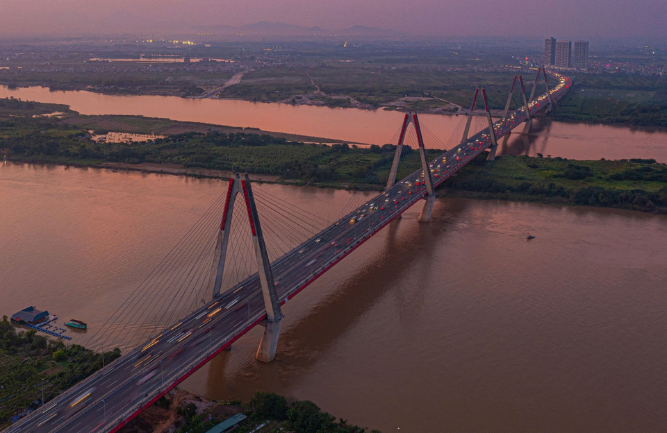 Mặt cầu rộng 33,2m với 8 làn xe cho cả hai chiều, chia thành 4 làn xe cơ giới, 2 làn xe buýt, 2 dải xe hỗn hợp, phân cách giữa, đường dành cho người đi bộ. (Ảnh: Phạm Tuấn Anh/TTXVN)