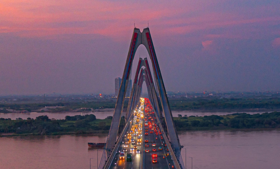 Cây cầu có 5 trụ tháp chính kết nối các nhịp dây văng nâng đỡ toàn bộ phần chính của cây cầu, năm trụ tháp này tượng trưng cho 5 cửa ô cổ kính của Hà Nội nghìn năm văn hiến. (Ảnh: Phạm Tuấn Anh/TTXVN)