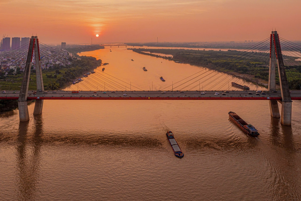 Cầu Nhật Tân có tổng chiều dài là 9,17km trong đó phần cầu chính là 3,9km (đoạn cầu vượt sông Hồng là 1,5km) và phần cầu dẫn dài 5,27km. (Ảnh: Phạm Tuấn Anh/TTXVN)