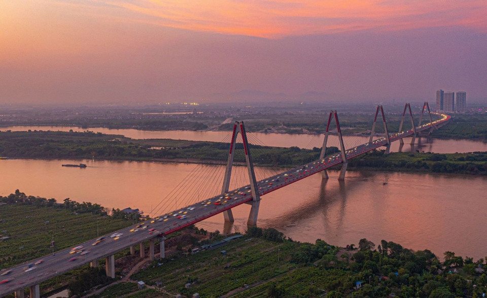 Cầu Nhật Tân được xây dựng có nhiều ý nghĩa quan trọng trong lưu thông phát triển kinh tế của Thủ đô. (Ảnh: Phạm Tuấn Anh/TTXVN)