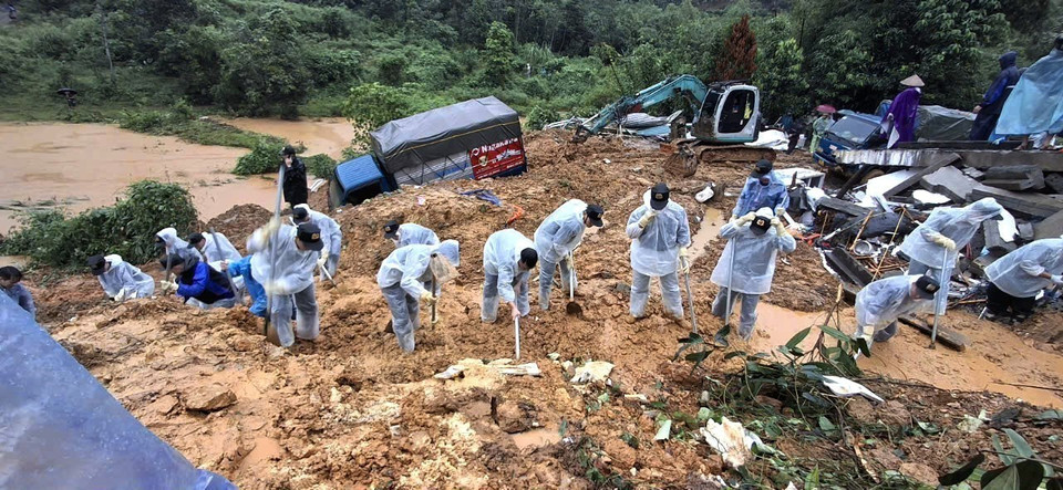 Cán bộ, chiến sỹ Công an tỉnh Hà Giang và các lực lượng chức năng nỗ lực tìm kiếm nạn nhân mất tích trong vụ sạt lở nghiêm trọng. (Ảnh: TTXVN phát)