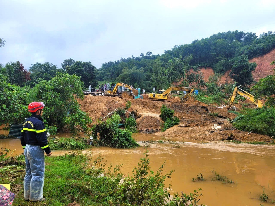 Cán bộ, chiến sỹ Công an tỉnh Hà Giang và các lực lượng chức năng nỗ lực tìm kiếm nạn nhân mất tích trong vụ sạt lở nghiêm trọng. (Ảnh: TTXVN phát)