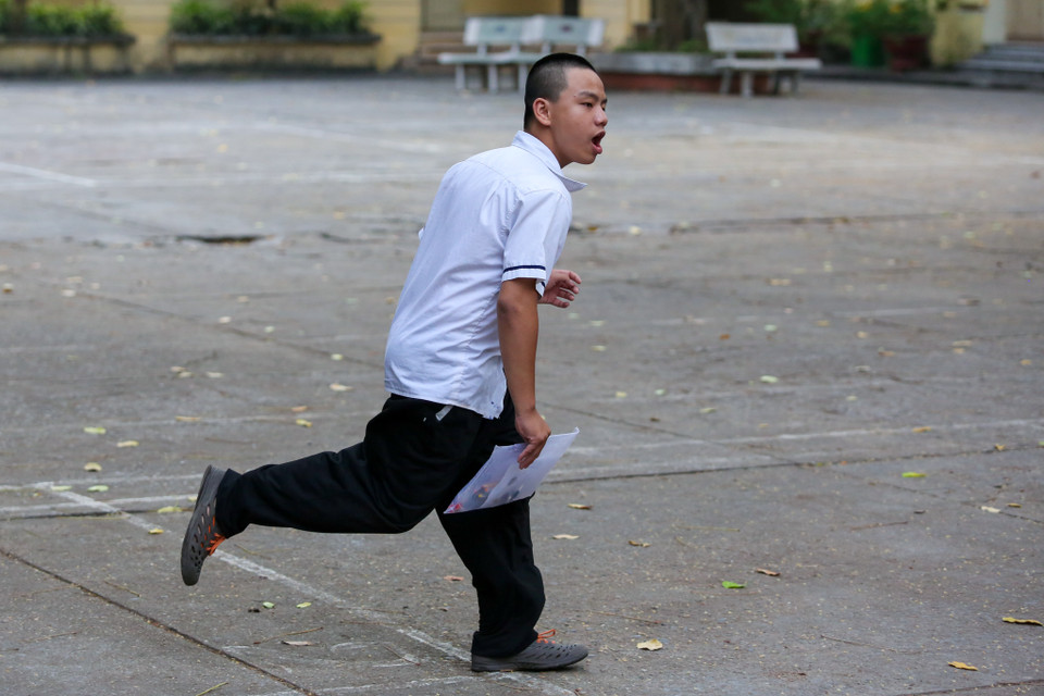 8 giờ sẽ chính thức bắt đầu môn thi đầu tiên nhưng đến tận 7 giờ 30 vẫn còn một số thí sinh đến muộn. (Ảnh: Minh Sơn/Vietnam+)