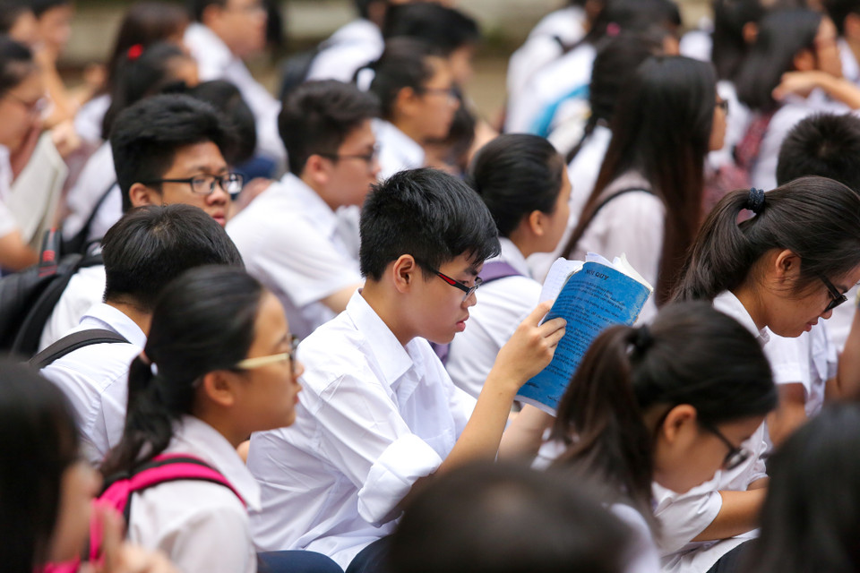 Cho đến giờ tập trung, nhiều thí sinh vẫn còn chăm chú đọc lại bài. (Ảnh: Minh Sơn/Vietnam+)