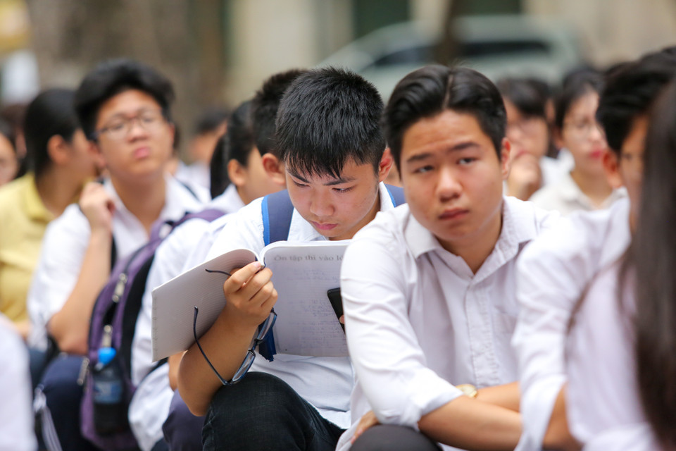 Sở Giáo dục và Đào tạo Hà Nội nhấn mạnh, những điểm mới của quy chế năm nay mà thí sinh cần lưu ý gồm: Ngay sau khi phát đề, thí sinh phải kiểm tra, nếu thấy thiếu câu, trang, rách… phải báo ngay cho cán bộ coi thi để kịp xử lý. Nếu không phát hiện hoặc để quá 10 phút (thay vì 15 phút như mọi năm) sau khi phát đề mới báo cáo, thí sinh phải tự chịu trách nhiệm. (Ảnh: Minh Sơn/Vietnam+)