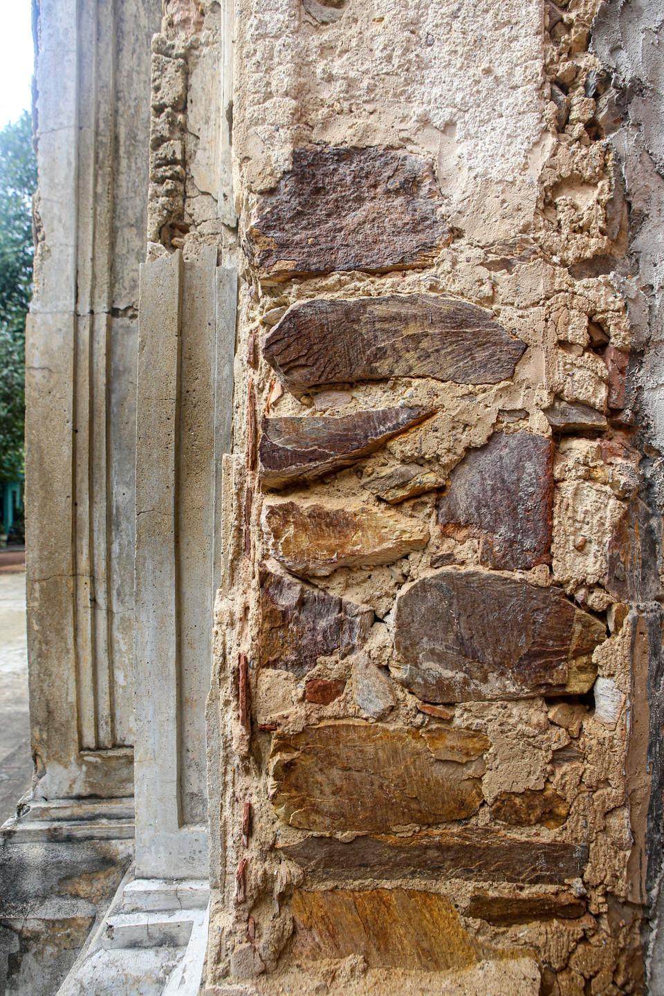 Những tác động của thời gian đã làm lộ ra những tảng đá được xếp chồng lên nhau và được kết dính bởi vôi, nhớt cây bời lời, dây tơ hồng để dùng xây dựng nhà thờ. (Ảnh: Trần Lê Lâm/TTXVN)