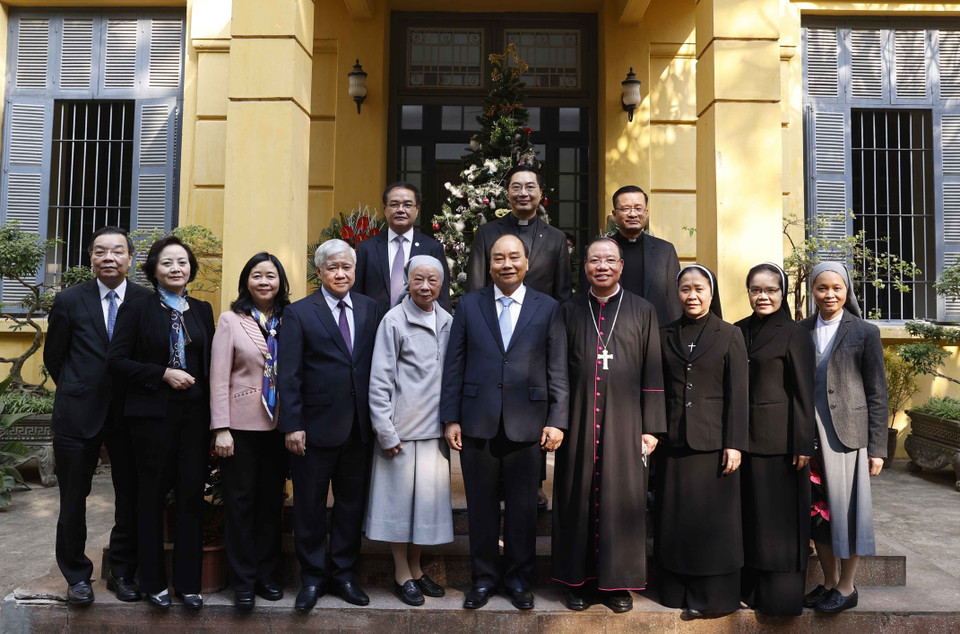 Chủ tịch nước Nguyễn Xuân Phúc và các đại biểu với các vị chức sắc Tòa Tổng Giám mục Hà Nội. (Ảnh: Thống Nhất/TTXVN)