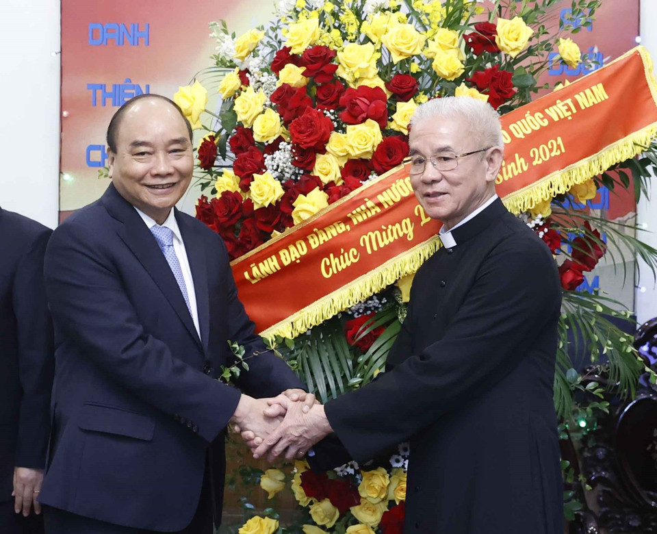 Chủ tịch nước Nguyễn Xuân Phúc và Linh mục Giuse Nguyễn Xuân Mạnh, Chủ tịch Ủy ban Đoàn kết Công giáo Việt Nam. (Ảnh: Thống Nhất/TTXVN)