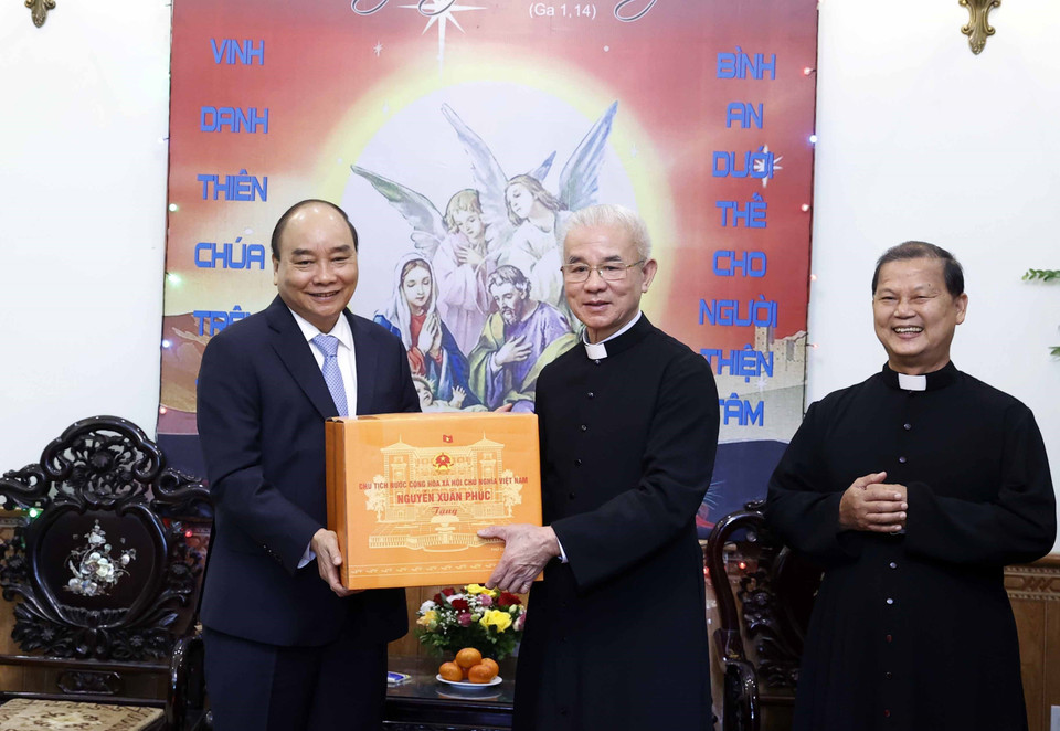 Chủ tịch nước Nguyễn Xuân Phúc trao quà cho Linh mục Giuse Nguyễn Xuân Mạnh, Chủ tịch Ủy ban Đoàn kết Công giáo Việt Nam. (Ảnh: Thống Nhất/TTXVN)
