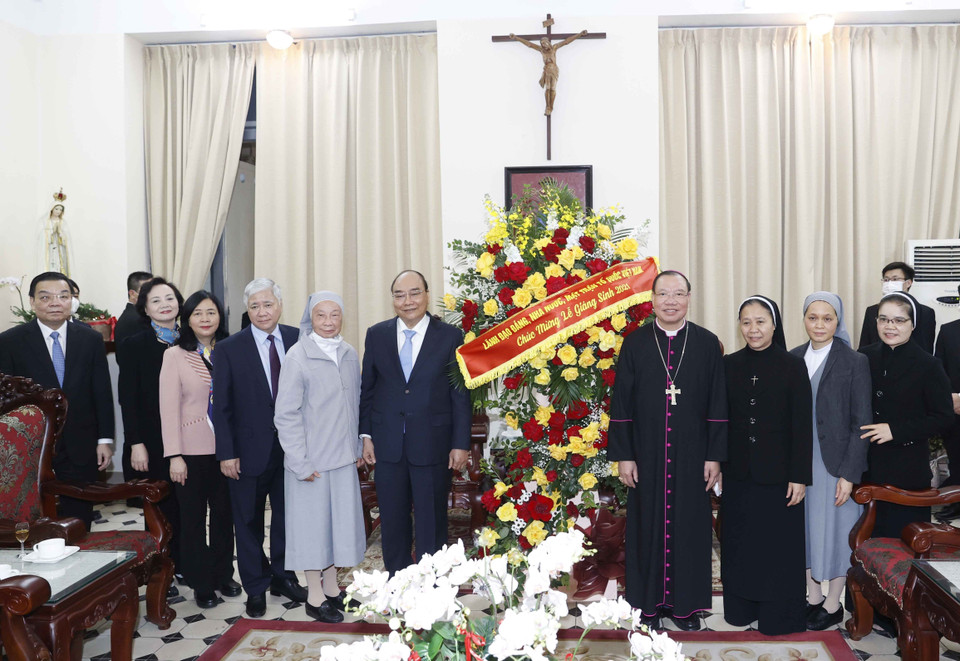 Chủ tịch nước Nguyễn Xuân Phúc chúc mừng các vị chức sắc và đồng bào Công giáo tại Tòa Tổng Giám mục Hà Nội. (Ảnh: Thống Nhất/TTXVN)