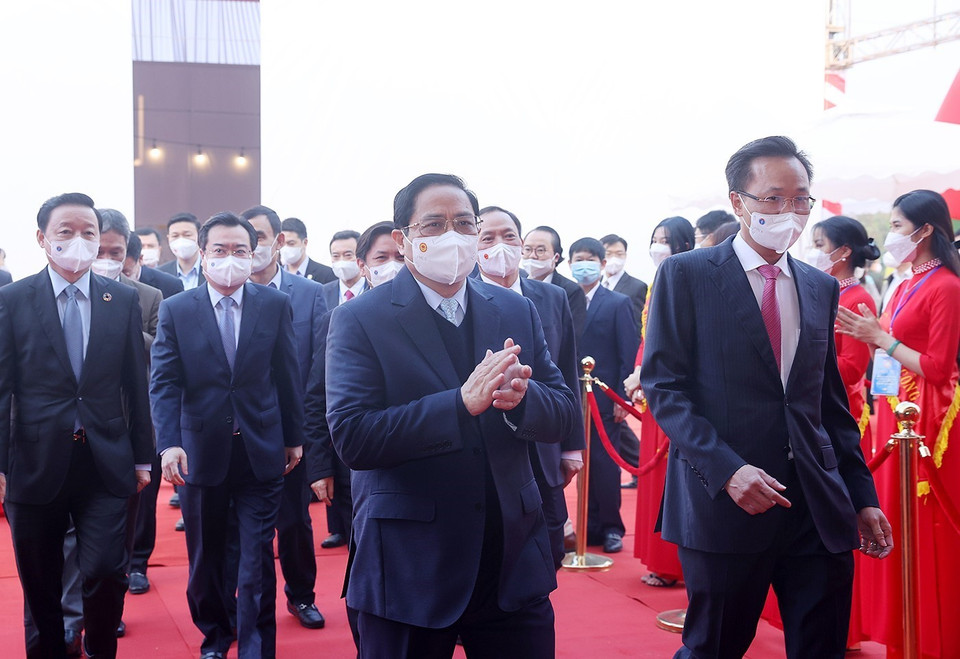 Sáng 23/12, tại Hưng Yên, Thủ tướng Phạm Minh Chính đến dự lễ khởi công Dự án nâng cấp, mở rộng tuyến đường liên tỉnh Hà Nội – Hưng Yên kéo dài và xây dựng đường bên tuyến đường bộ nối đường cao tốc Hà Nội-Hải Phòng với đường cao tốc Cầu Giẽ-Ninh Bình, đoạn qua tỉnh Hưng Yên. (Ảnh: Dương Giang/TTXVN)