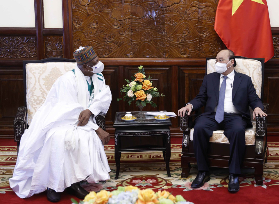 Chủ tịch nước Nguyễn Xuân Phúc tiếp Đại sứ Nigieria Hassan Adamu Mamani. (Ảnh: Thống Nhất/TTXVN)