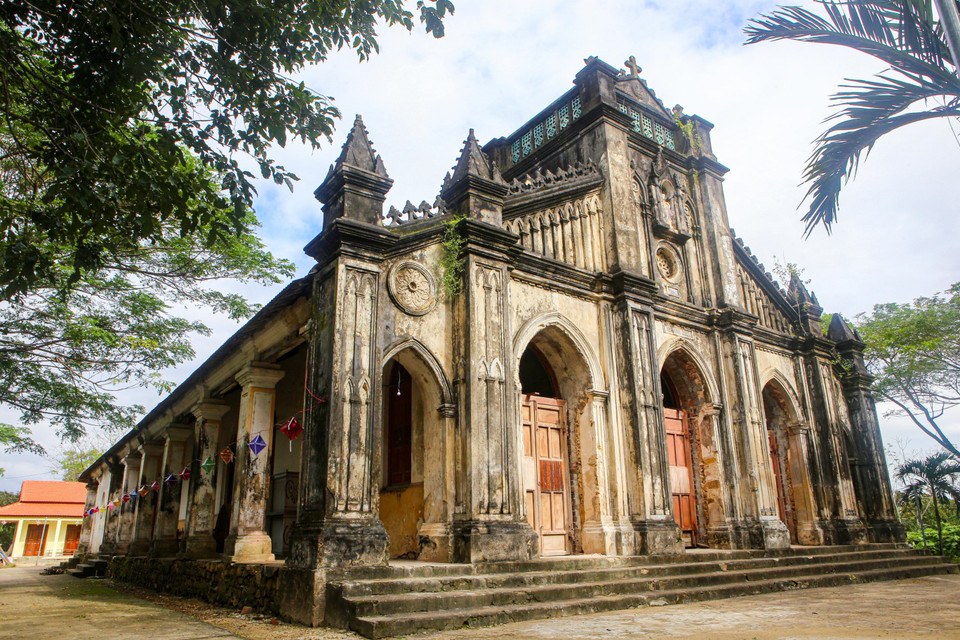Trải qua hơn 117 năm nhà thờ gần như vẫn giữ được nguyên vẹn nét cổ kính, độc đáo, hiếm có trong vẻ đẹp của kiến trúc và chất liệu xây dựng. (Ảnh:Trần Lê Lâm/TTXVN) 