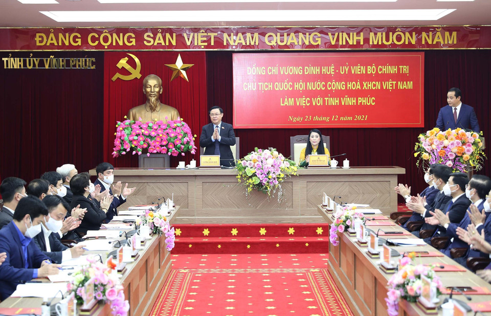 Chủ tịch Quốc hội Vương Đình Huệ làm việc với Ban Thường vụ và lãnh đạo chủ chốt tỉnh Vĩnh Phúc. (Ảnh: Trọng Đức/TTXVN)