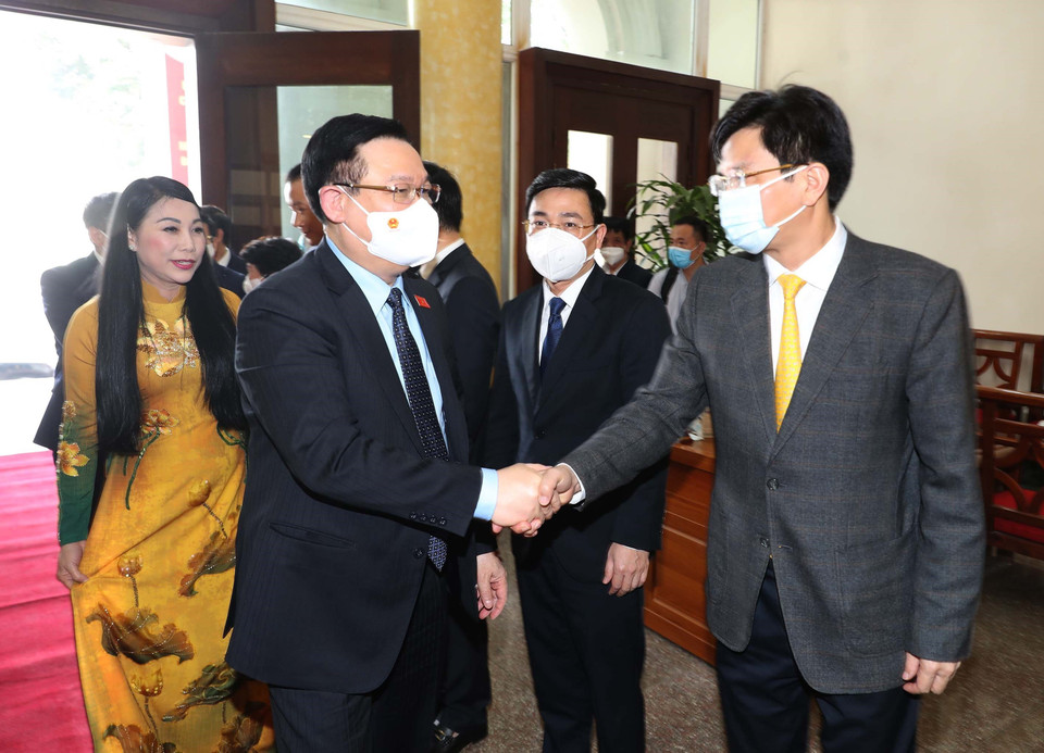 Chủ tịch Quốc hội Vương Đình Huệ với các lãnh đạo chủ chốt tỉnh Vĩnh Phúc. (Ảnh: Trọng Đức/TTXVN)