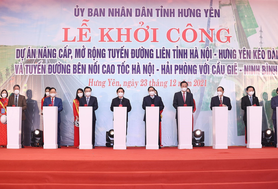 Hình ảnh Thủ tướng Phạm Minh Chính và các đại biểu bấm nút khởi công các dự án giao thông trọng điểm tại Hưng Yên. (Ảnh: Dương Giang/TTXVN)