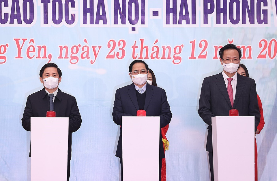 Thủ tướng Phạm Minh Chính và các đại biểu bấm nút khởi công các dự án giao thông trọng điểm tại Hưng Yên. (Ảnh: Dương Giang/TTXVN)
