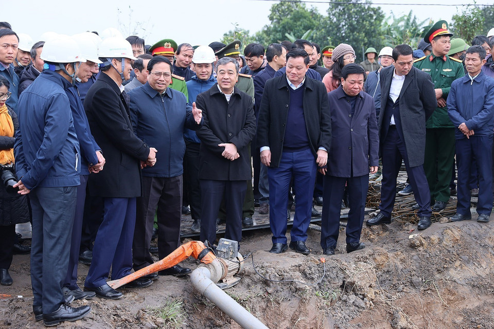 Thủ tướng Phạm Minh Chính kiểm tra thi công tại vị trí 201 trên địa bàn xã Châu Sơn, huyện Quỳnh Phụ, Thái Bình thuộc Dự án Đường dây 500kV Nam Định 1- Phố Nối. (Ảnh: Dương Giang/TTXVN)