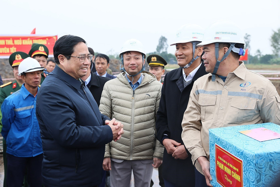 Thủ tướng Phạm Minh Chính động viên và tặng quà công nhân thi công Dự án Đường dây 500kV Nam Định 1-Phố Nối (Ảnh: Dương Giang/TTXVN)