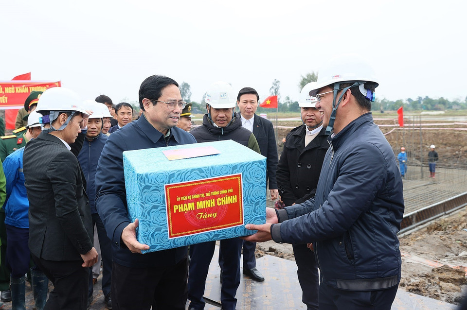 Thủ tướng Phạm Minh Chính động viên và tặng quà công nhân thi công Dự án Đường dây 500kV Nam Định 1-Phố Nối (Ảnh: Dương Giang/TTXVN)