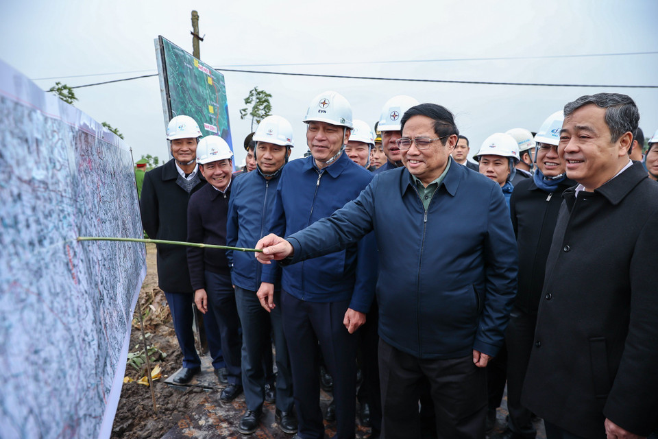 Thủ tướng Phạm Minh Chính kiểm tra thi công tại vị trí 201 trên địa bàn xã Châu Sơn, huyện Quỳnh Phụ, Thái Bình thuộc Dự án Đường dây 500kV Nam Định 1- Phố Nối. (Ảnh: Dương Giang/TTXVN)