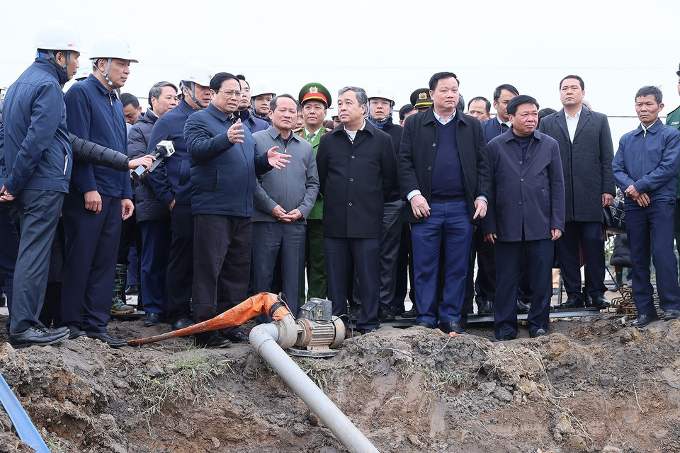 Thủ tướng Phạm Minh Chính kiểm tra thi công tại vị trí 201 trên địa bàn xã Châu Sơn, huyện Quỳnh Phụ, Thái Bình thuộc Dự án Đường dây 500kV Nam Định 1- Phố Nối. (Ảnh: Dương Giang/TTXVN)