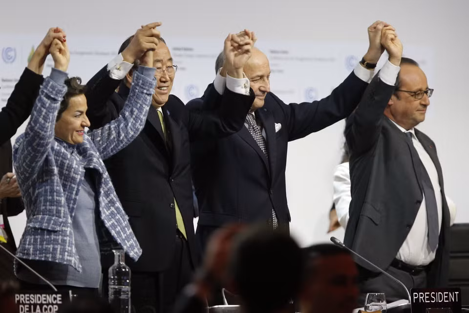 Hiệp định Paris về biến đổi khí hậu chính thức có hiệu lực. Ngoại trưởng Pháp Laurent Fabius (giữa), Tổng thư ký Liên hợp quốc Ban Ki-moon (thứ 2, trái), Tổng thống Pháp Francois Hollande (phải) và đại diện các nước chụp ảnh chung tại Hội nghị thượng đỉnh về biến đổi khí hậu (COP 21) ở Paris, Pháp. . (Nguồn: AFP/TTXVN)