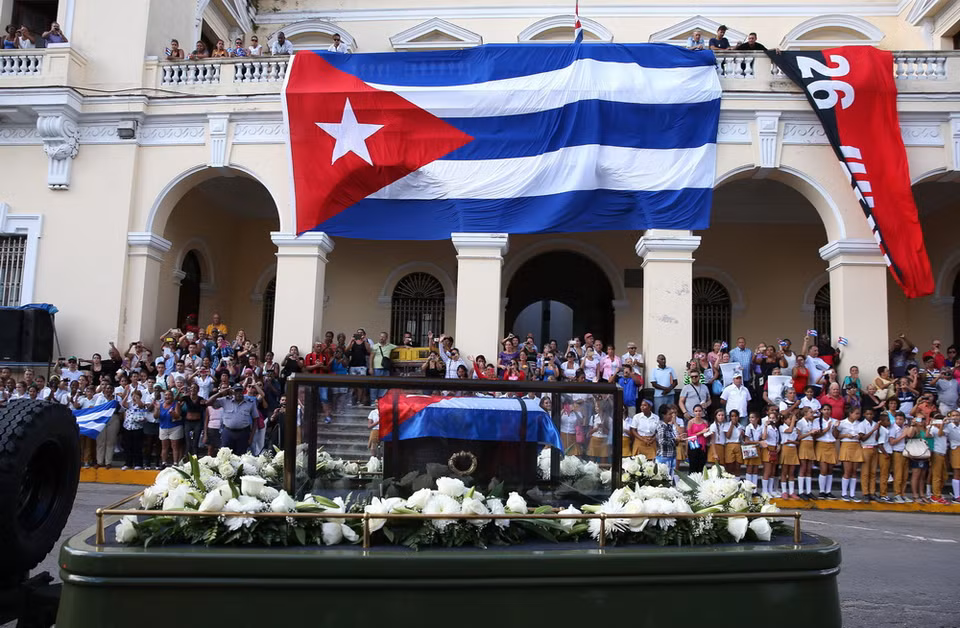 Lãnh tụ cách mạng Cuba Fidel Castro qua đời: Người dân vĩnh biệt cố Lãnh tụ Fidel Castro khi đoàn xe tang mang tro cốt của ông tới Matanzas Malecon, Cuba, ngày 30/11. (Nguồn: EPA/TTXVN)