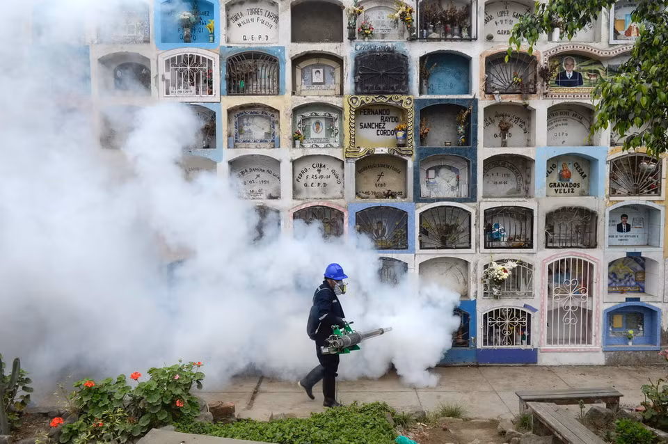 Virus Zika lây lan rộng trên thế giới: Phun thuốc diệt muỗi nhằm ngăn chặn sự lây lan của virus Zika tại Lima, Peru. (Nguồn: AFP/TTXVN)