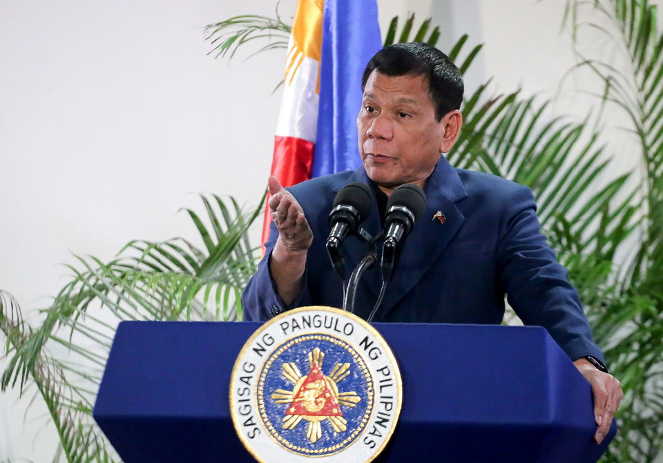 Tòa Trọng tài bác bỏ yêu sách của Trung Quốc ở Biển Đông: Tổng thống Philippines Rodrigo Duterte tái khẳng định lập trường của Manila là không xa rời phán quyết của Tòa Trọng tài ở Hague (Hà Lan) trong vụ Philippines kiện Trung Quốc liên quan đến vấn đề chủ quyền trên Biển Đông. (Nguồn: AFP/TTXVN)