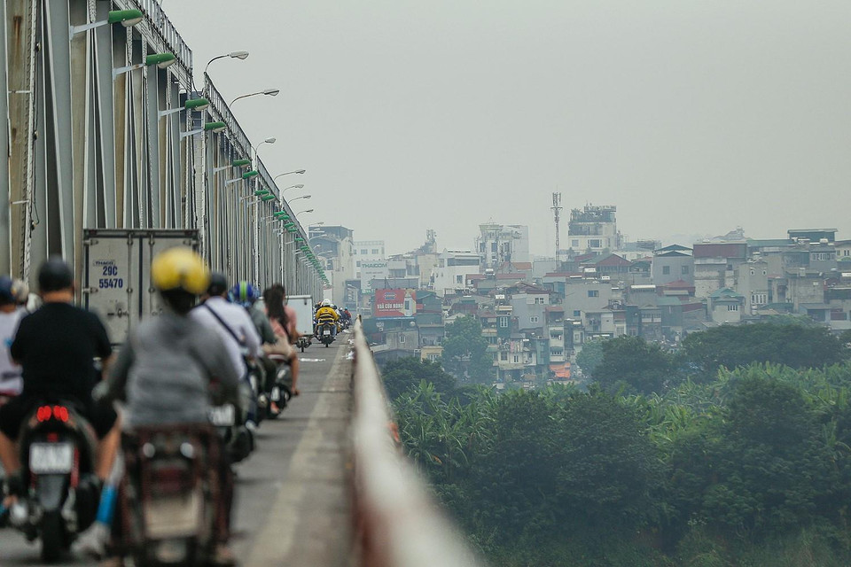 Hà Nội khu vực Long Biên cũng phủ một lớp khói bụi như sương, ảnh chụp lúc 12h20. (Ảnh: Trọng Đạt/TTXVN)