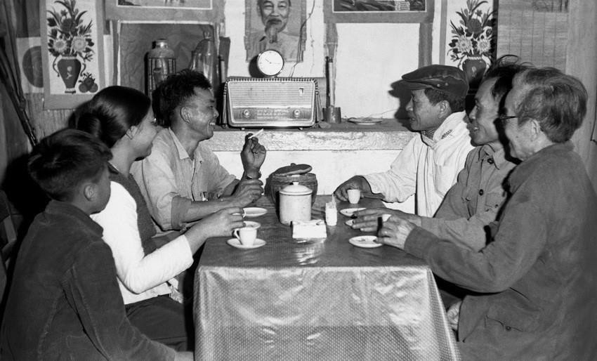 Nhân dân Hà Nội nghe đài, theo dõi tin về Hiệp định chấm dứt chiến tranh, lập lại hòa bình ở Việt Nam đã được ký tắt ở Paris, ngày 24/1/1973. (Ảnh: TTXVN)