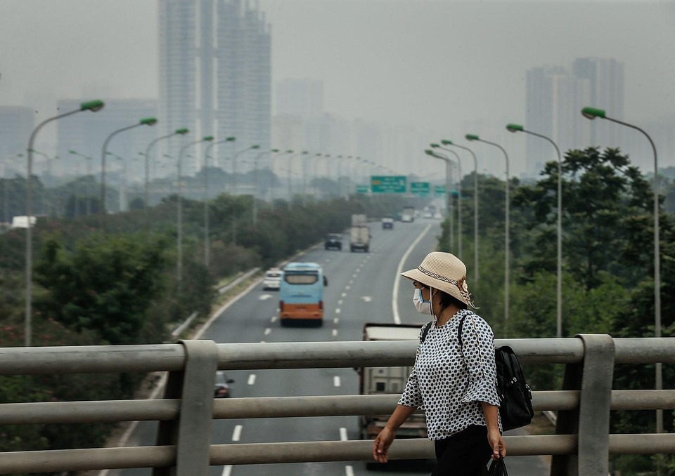 Chiều 2/10, khu vực đại lộ Thăng Long vẫn bị hạn chế tầm nhìn với bầu không khí mù mịt khói bụi. (Ảnh: Trọng Đạt/TTXVN)