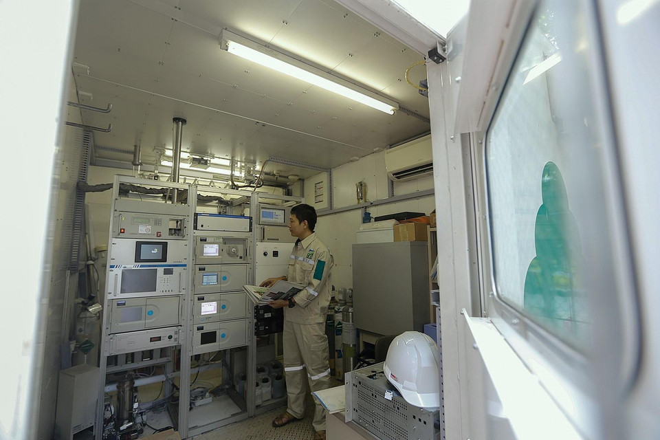 Anh Vương Như Luận, cán bộ kỹ thuật đang kiểm tra thông số quan trắc không khí, tại trạm vận hành hệ thống quan trắc tự động không khí 556 Nguyễn Văn Cừ - Trung tâm Quan trắc Môi trường - Tổng Cục Môi trường. (Ảnh: Trọng Đạt/TTXVN)