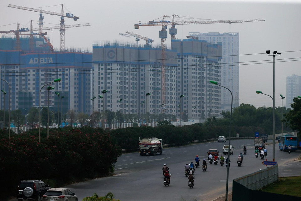 Khu vực đại lộ Thăng Long đang có tốc độ xây dựng với mất độ cao, điều này cũng gây ảnh hưởng lớn tới tình trạng ô nhiễm không khí mấy ngày qua của Thủ đô Hà Nôi. (Ảnh: Trọng Đạt/TTXVN)