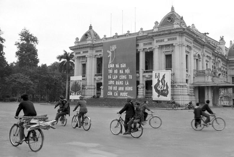 Đường phố Hà Nội trong những ngày giặc Mỹ đánh phá ác liệt, cuối tháng 12/1972. (Ảnh: Tư liệu TTXVN)