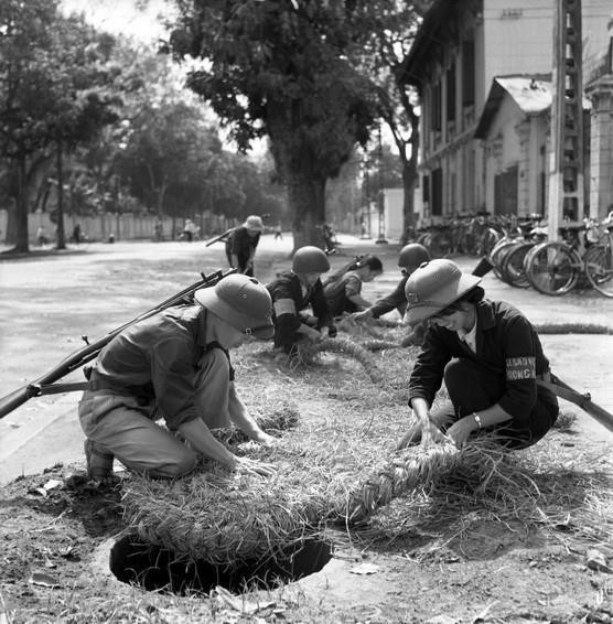  Các chiến sỹ tự vệ Nhà máy thiết bị Bưu điện khẩn trương tu sửa hầm hào, sẵn sàng chiến đấu chống máy bay Mỹ bắn phá (5/1972). (Ảnh: Tư liệu TTXVN)