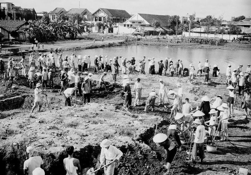 Sau giải phóng, cán bộ, chiến sĩ, công nhân viên chức các cơ quan, đoàn thể Hà Nội đã góp hàng chục vạn ngày công tham gia xây dựng sân vận động Hàng Đẫy và nhiều công trình công cộng khác (năm 1965). (Ảnh: Vũ Đình Hồng/TTXVN)