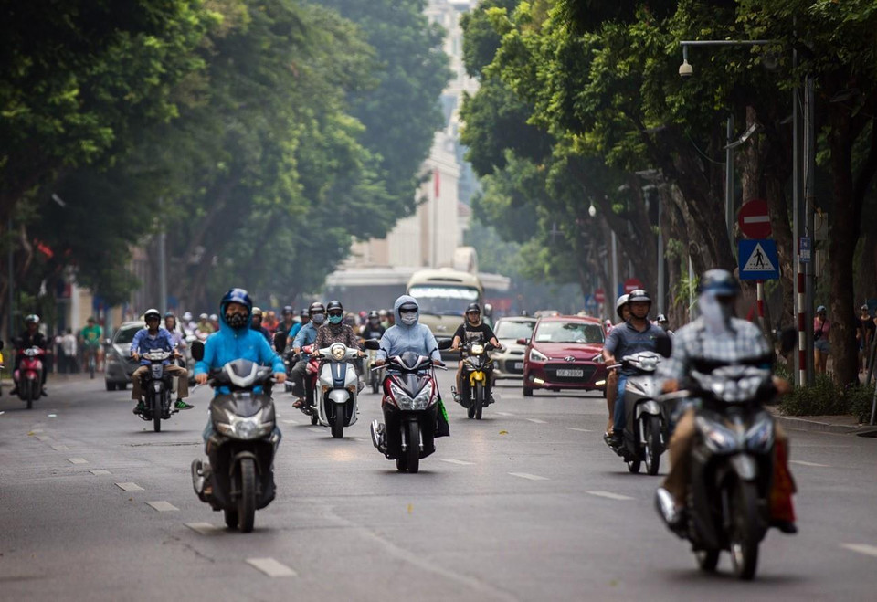 Khu vực Hồ Gươm buổi sáng đã không còn trong lành bởi bụi khói như sương mù. (Ảnh: Trọng Đạt/TTXVN)