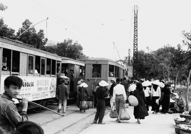 Tàu điện - phương tiện di chuyển của người dân Hà Nội những năm giữa thế kỷ 20. (Ảnh: TTXVN)