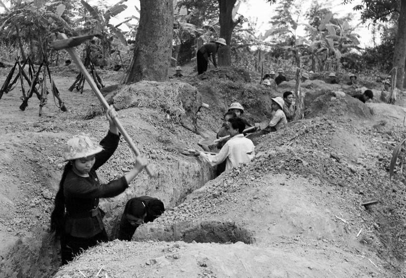 Dân quân xã Phú Diễn, huyện Từ Liêm (ngoại thành Hà Nội) đào hào giao thông, sẵn sàng chiến đấu chống máy bay Mỹ bắn phá (năm 1972). (Ảnh: Xuân Vi/TTXVN)