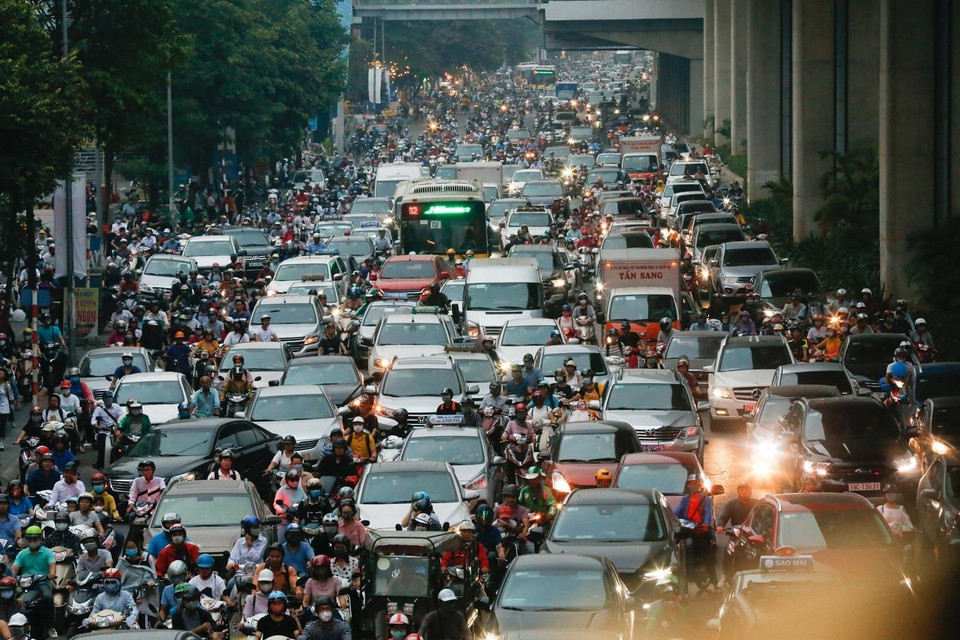 Với mật độ lưu thông của các phương tiện giao thông và tình trạng ùn tắc kéo dài trên đường Nguyễn Trãi và tại các tuyến đường trong nội thành là một tác nhân chính dẫn đến tình trạng Hà Nội mù mịt trong những ngày qua và có chỉ số ô nhiễm không khí cao kỷ lục. (Ảnh: Trọng Đạt/TTXVN)