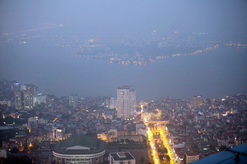 Nhìn từ trên cao Hà Nội dù về đêm vẫn mù mịt trong những ngày chỉ số ô nhiễm không khí cao kỷ lục. (Ảnh: Trọng Đạt/TTXVN)