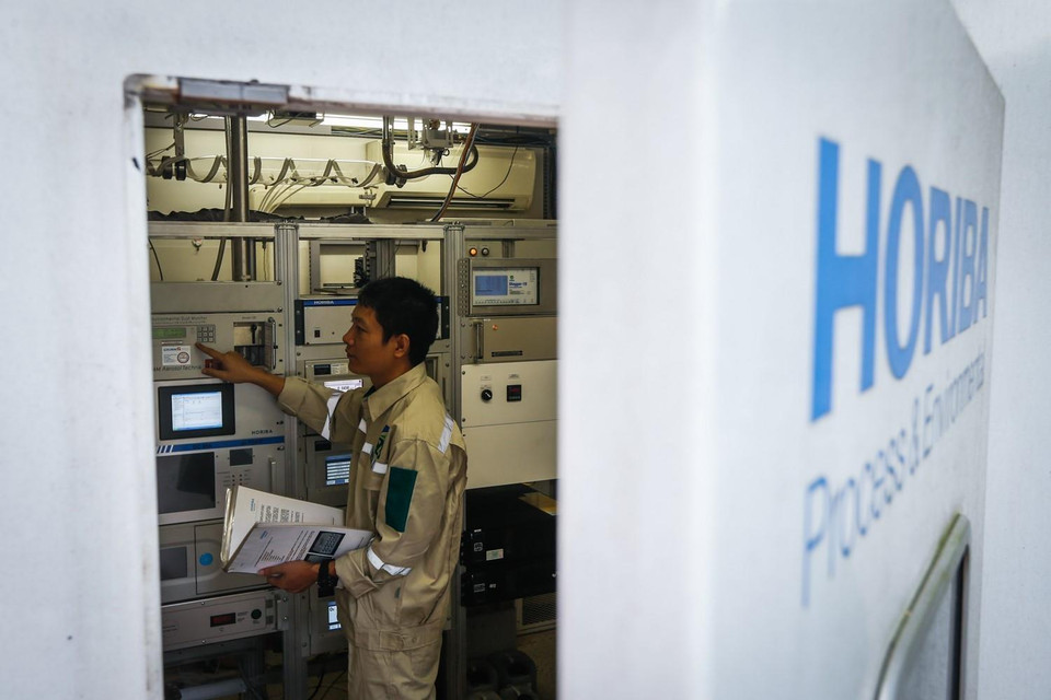 Anh Vương Như Luận, cán bộ kỹ thuật đang kiểm tra thông số quan trắc không khí, tại trạm vận hành hệ thống quan trắc tự động không khí 556 Nguyễn Văn Cừ - Trung tâm Quan trắc Môi trường - Tổng Cục Môi trường. (Ảnh: Trọng Đạt/TTXVN)