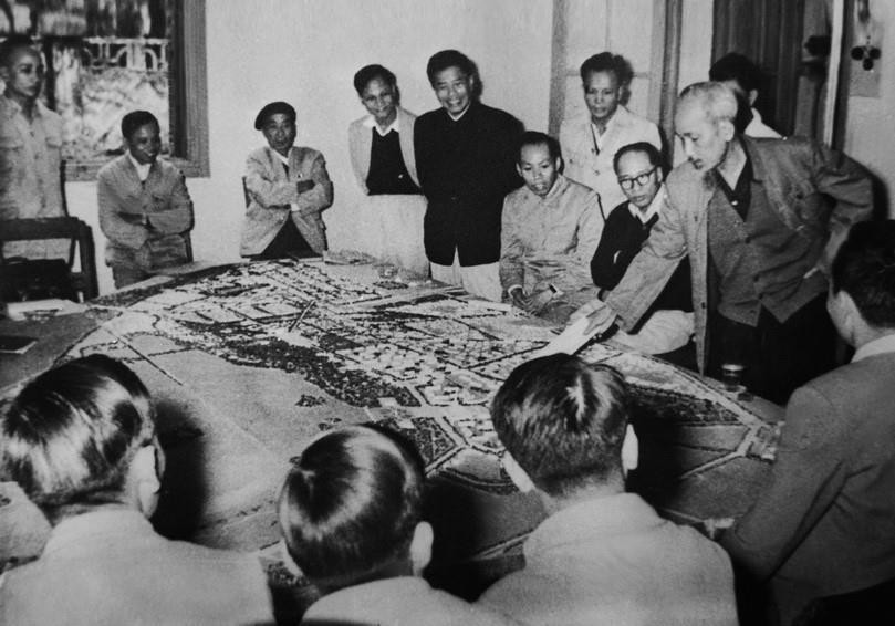 Chủ tịch Hồ Chí Minh xem và góp ý vào dự án quy hoạch thành phố Hà Nội, tháng 11/1959. (Ảnh: Tư liệu TTXVN)