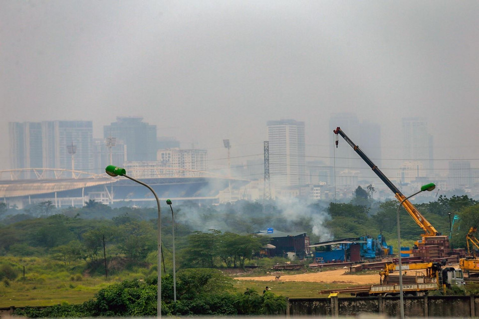  Từ Đại lộ Thăng Long nhìn về phía trung tâm thủ đô Hà Nội chỉ thấy mù mịt khói bụi như sương dày đặc bao phủ. (Ảnh: Trọng Đạt/TTXVN)