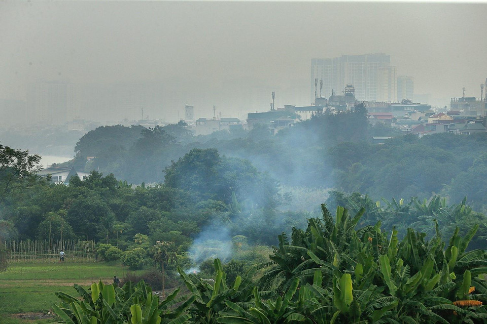  Việc đốt rác cũng góp phần làm cho bầu không khí trở nên ô nhiễm nghiêm trọng tại khu vực bãi giữa Sông Hồng. (Ảnh: Trọng Đạt/TTXVN)