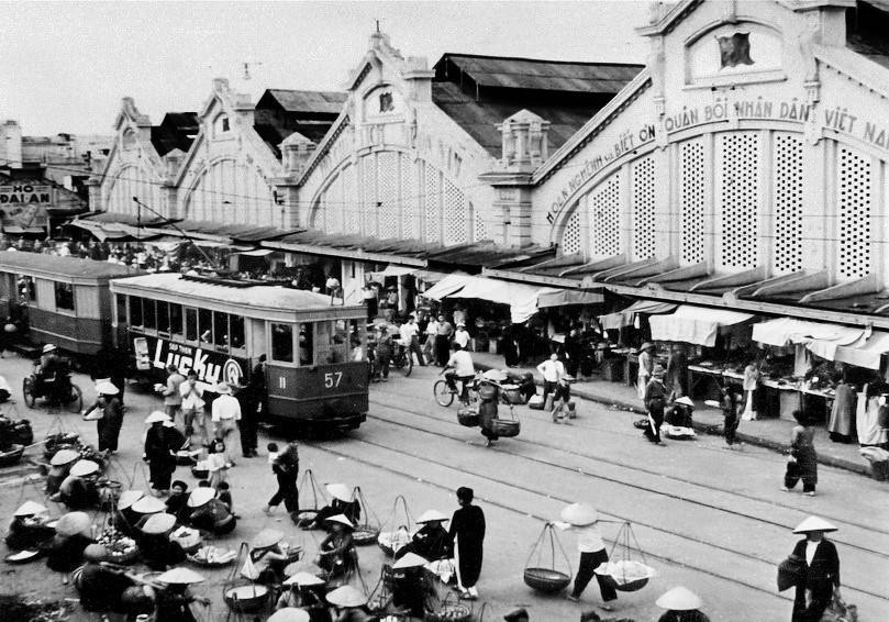 Chợ Đồng Xuân trở lại nhịp sống thường nhật sau ngày giải phóng Thủ đô, tháng 10/1954. (Ảnh: Tư liệu TTXVN)
