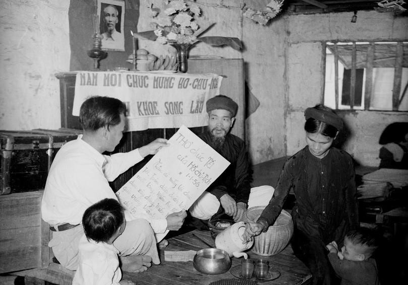 Những năm đầu Thủ đô được giải phóng, cứ mỗi sáng mồng một Tết Nguyên đán, các gia đình Hà Nội lại quây quần trước bàn thờ Tổ quốc, nghe đọc thư chúc Tết của Chủ tịch Hồ Chí Minh (Tết Bính Thân 1956).(Ảnh: Tư liệu TTXVN)